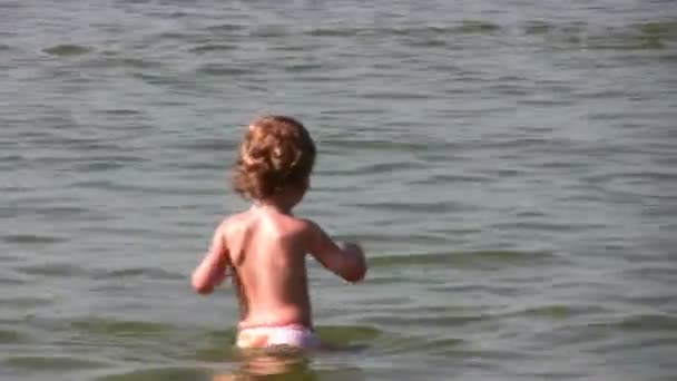 小女孩在海 — 图库视频影像
