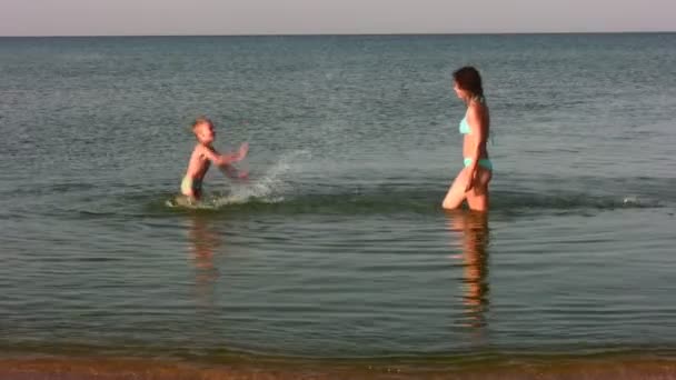 Mother with boy splashing water — Stock Video