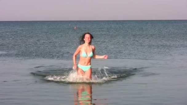 žena běží ve vodě
