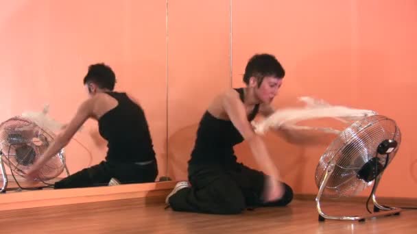 Танцювальна дівчина і дзеркало і вентилятор — стокове відео