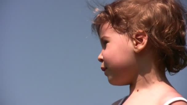 Лицо маленькая девочка на небе — стоковое видео