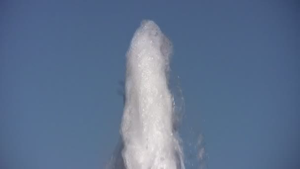 Water fountain on sky — Stock Video