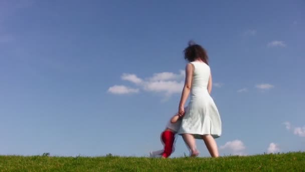 Rotating mother with little girl on meadow — Stock Video