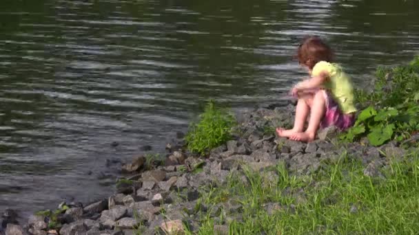 Little girl on pond — Stock Video