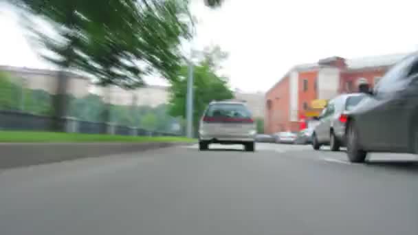 Moviéndose por carretera cerca del lapso de tiempo del suelo — Vídeos de Stock