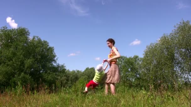 Мати обертає маленьку дівчинку — стокове відео