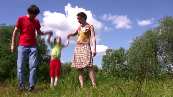 Family carry jumping daughter — Stock Video