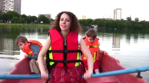 Mother with children on boat 4 — Stock Video