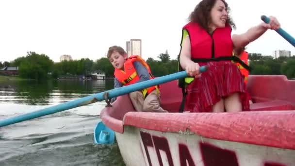 Mutter mit Kindern auf Boot — Stockvideo