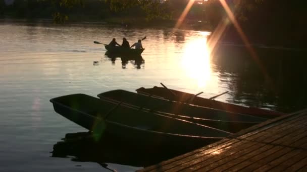 Silhouette bateaux coucher de soleil — Video