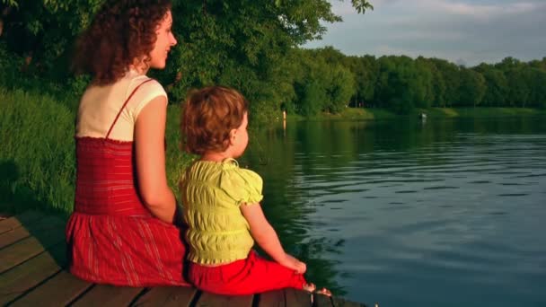 Mother with girl on pond — Stock Video