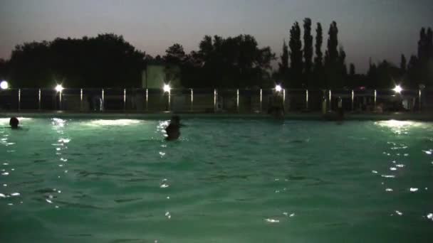 V noci bazén — Stock video