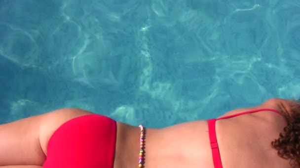 Femme à la piscine — Video