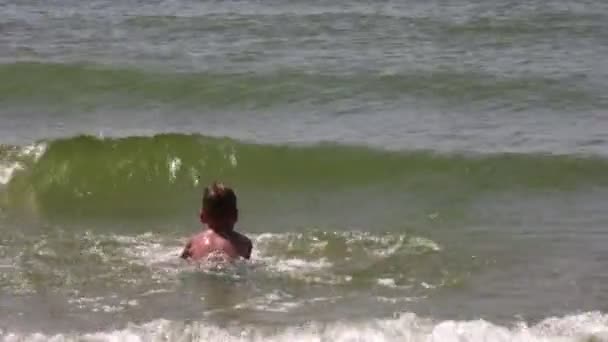 Garçon jouer avec les vagues — Video