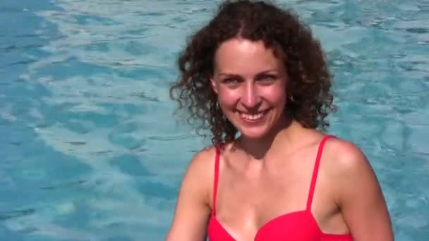 Mulher sorridente e piscina — Vídeo de Stock