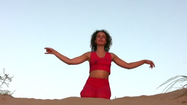 砂の上のヨガ女性 — ストック動画