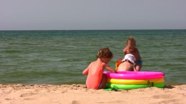 グループの子供たちはビーチで遊ぶ — ストック動画