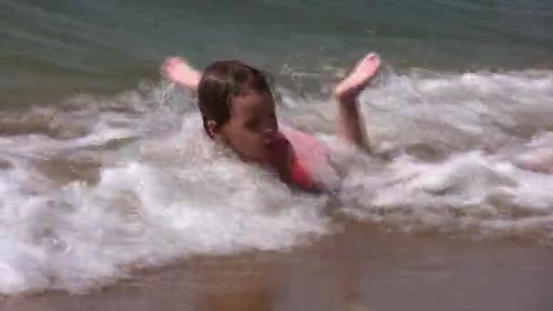 Dítě na stříkající beach — Stock video