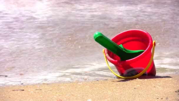 Bucket on beach — Stock Video