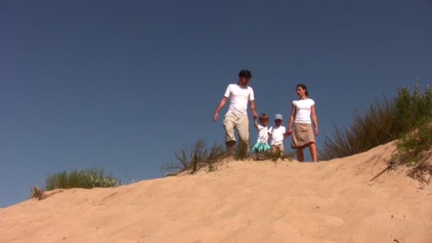 Vierköpfige Familie am Ufer des Meeres — Stockvideo