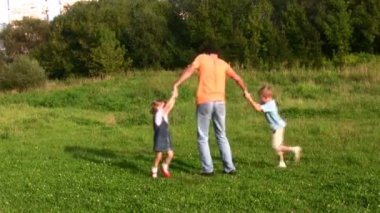 dönen iki çocuk babası