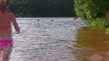 çalışan sıçramasına kız