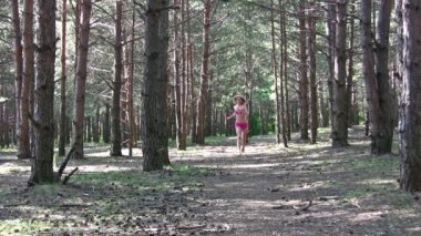 park içinde çalışan kız