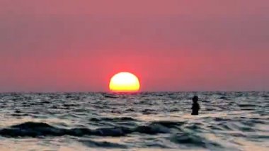 gün batımı deniz zaman atlamalı olarak siluet