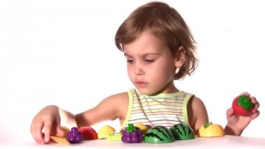 plastik meyveler ile küçük kız