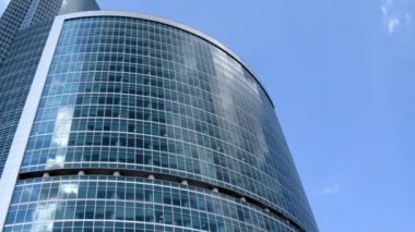 Bina. bulutlar. zaman atlamalı.