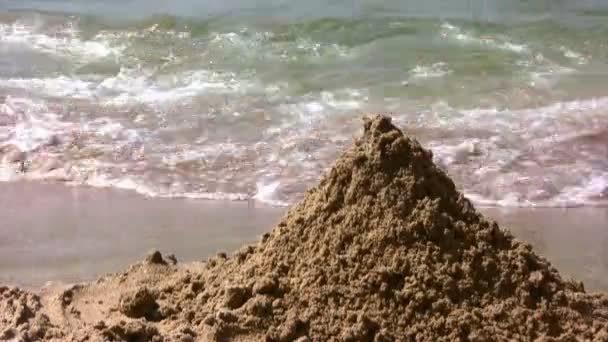Hand spelar med sand på stranden — Stockvideo