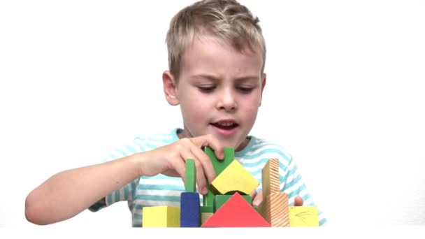 Niño con cubos de juguete de madera — Vídeo de stock