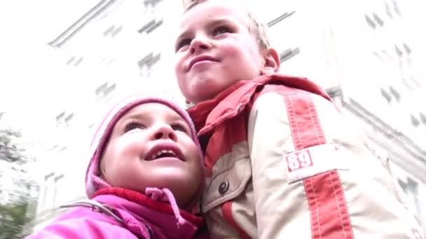 Niño con niña en carrusel — Vídeos de Stock