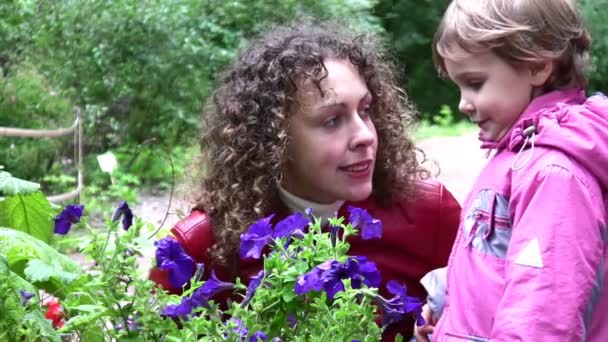 Мати з дівчиною і квітами — стокове відео