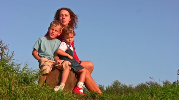 Moeder met kinderen op stomp — Stockvideo