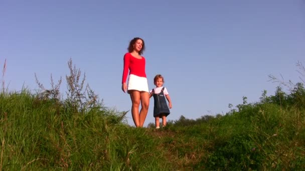 Mother with girl on meadow — Stock Video