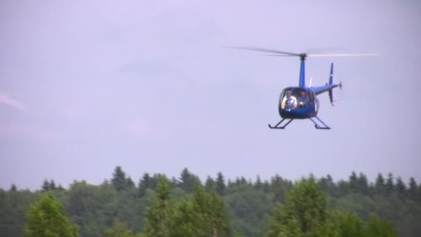 Hubschrauber am Himmel — Stockvideo