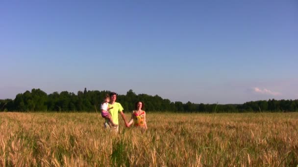 Familie mit kleinem Mädchen im Feld — Stockvideo