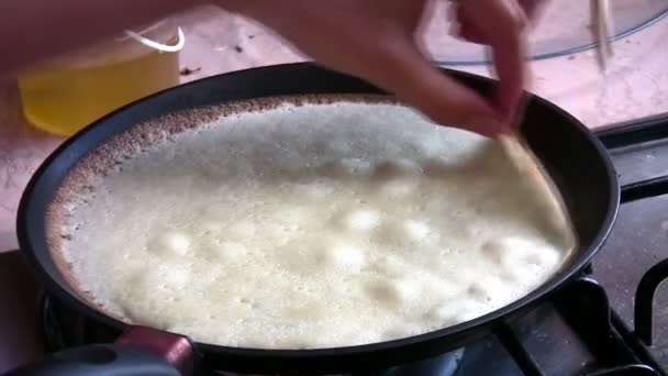 Pannenkoek draaien — Stockvideo