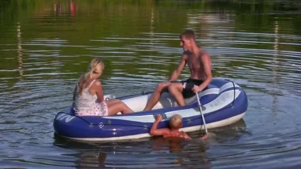 Familie auf dem Boot — Stockvideo