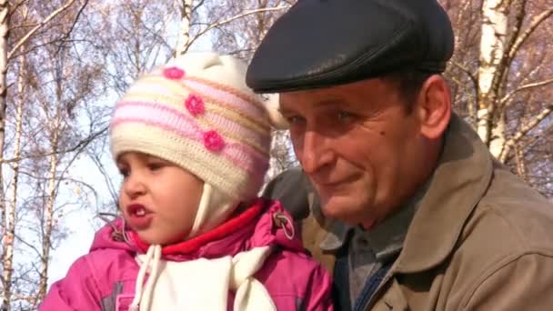 Старший з маленькою дівчинкою. Відбиття води. Крупним планом — стокове відео