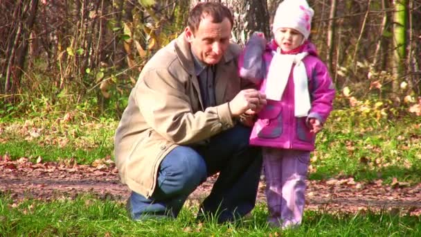Senior avec une petite fille près de l'étang avec des canards. Zoom . — Video