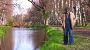 sonbahar Park'ta yürüyordunuz kıdemli