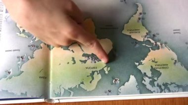 kıdemli çocuk ile harita üzerinde eller