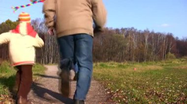 oğlu, babası ve büyükbabasının uçurtma ile çalışan