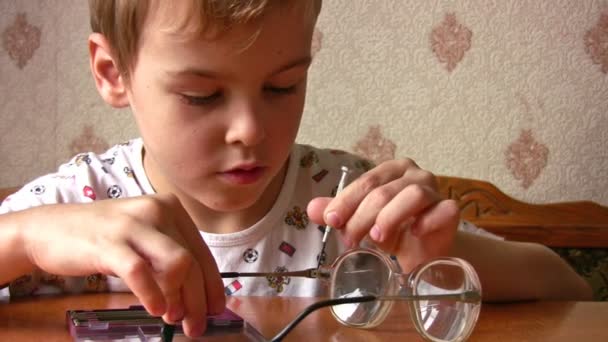 Child repair glasses — Stock Video