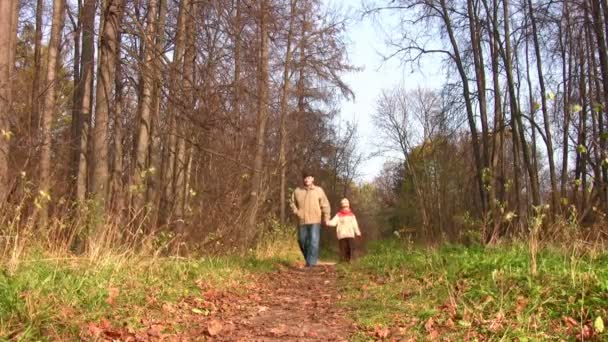 Senior avec enfant marchant dans le parc 