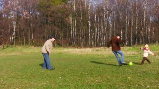 Filho, pai e avô jogam futebol no parque — Vídeo de Stock