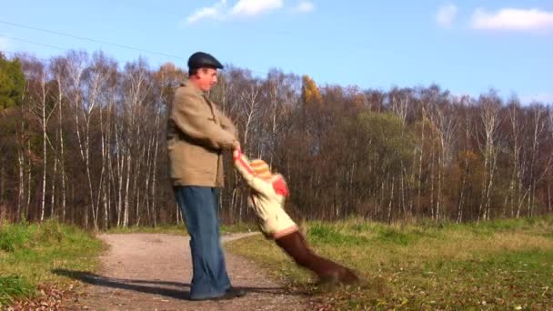 秋の公園で祖父の回転男の子 — ストック動画