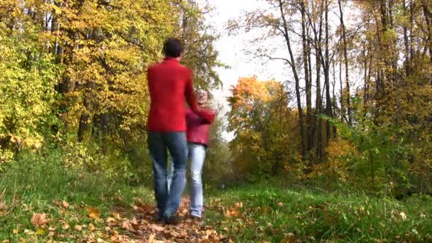 Coppia ruotare nel parco autunnale — Video Stock